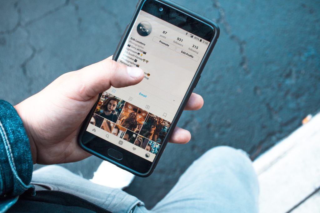 You should follow these Barcelona Instagram accounts